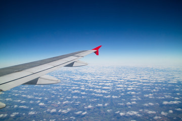Vista do litoral brasileiro visto do alto com destaque para asa do avião, indicando que estamos abordo da aeronave