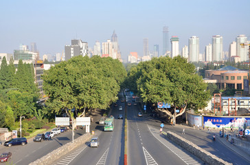 Obraz premium Nanjing City Skyline and Zhong Shan Dong Lu (East Zhongshan Road), viewed from Zhongshan Gate, Nanjing, Jiangsu Province, China.
