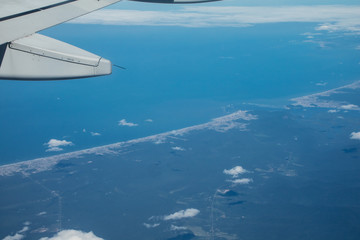 Naklejka na ściany i meble Vista do litoral brasileiro visto do alto com destaque para asa do avião, indicando que estamos abordo da aeronave