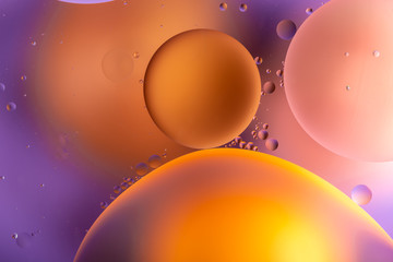 Obraz premium oily drops in water with colorful background, close-up 