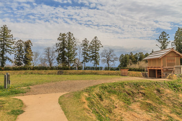 春の箕輪城の郭馬出の櫓門の風景