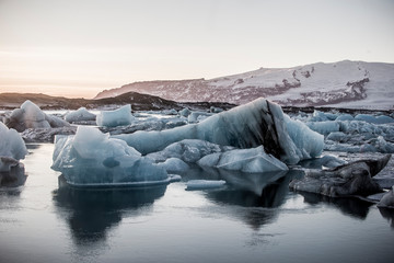 Kleine Eisberge in der Gletscherlagune Jökulsarlon, Island, Europa  