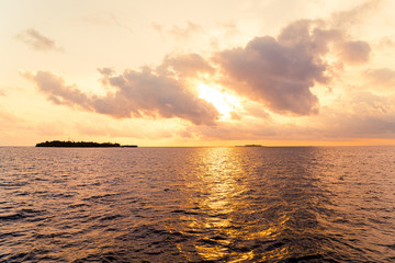 Obraz premium sunset sky with Maldives Island