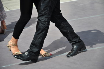 Ein Paar tanzt Tango, im Detail die Tanzschritte