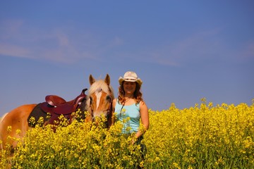 mit dem pferd im rapsfeld