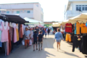  Many people are walking in the morning market to take blurred photos