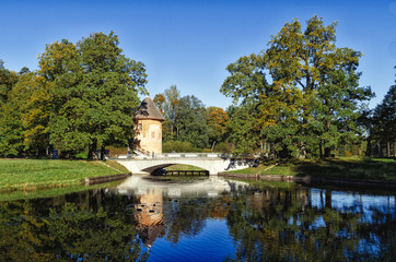 Obraz na płótnie Canvas Pil-tower and Pil bridge in the Pavlovsk park.