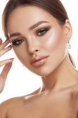 Naklejka premium Beauty portrait of model with natural make-up. Fashion shiny highlighter on skin, sexy gloss lips make-up