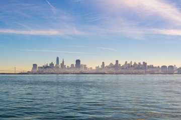 Skyline San Francisco vom Meer aus im Nebel