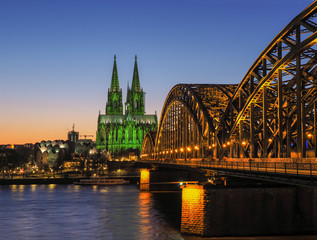 Obraz premium Kölner Dom mit grüner Beleuchtung