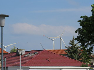 Dächer mit Windturbinen im Hintergrund
