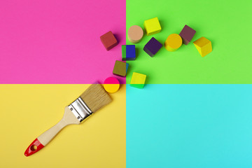 Pennello e poligoni colorati su sfondo a quattro colori