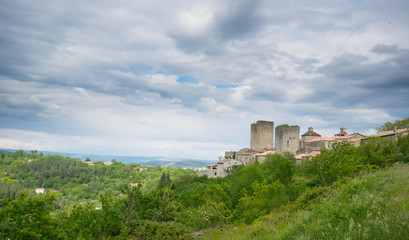 Mystischer Waldweg nahe Balazuc in der Ardeche