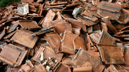 Tas de tuiles dans la forêt