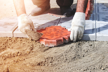 Obraz premium Builder makes the sidewalk