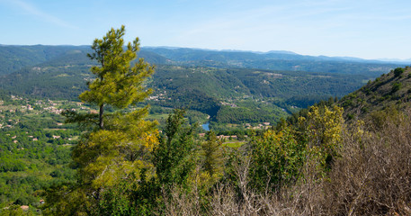 Landschaft um Naves in der südlichen Ardeche in frankreich © Tanja Voigt 