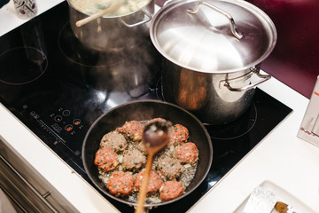 Frikadellen braten in der Pfanne an 