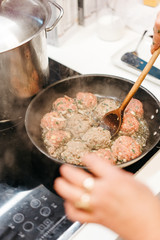 Frikadellen braten in der Pfanne an 