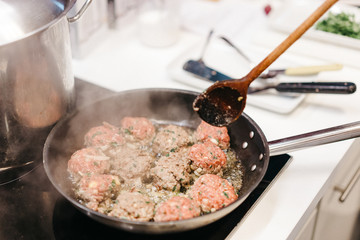 Frikadellen braten in der Pfanne an 