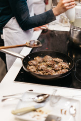 Frikadellen anbraten