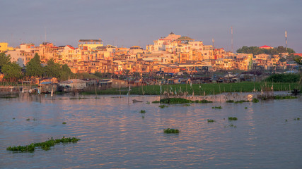 Fototapeta premium Stadt im Sonnenuntergang in Vietnam