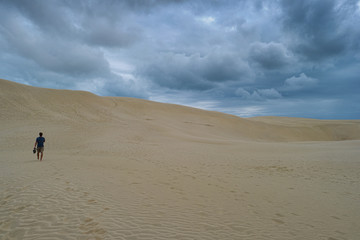 Fototapeta na wymiar Alleine in der Wüste