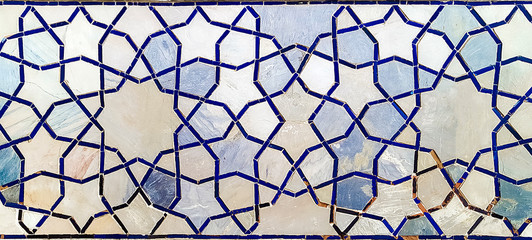 Naklejka premium traditional Uzbek pattern on the ceramic tile on the wall of the mosque, background