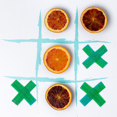 Tic tac toe made of jelly candy and blood oranges.