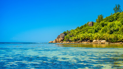 Naklejka premium Beautiful tropical landscape of a rocky beach, Seychelles