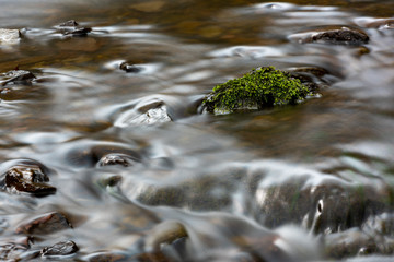 Moosiger Stein im Bach