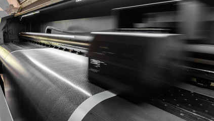 Large format digital printing machine and moving print head