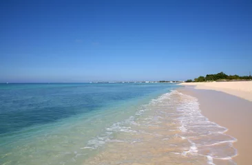 Crédence de cuisine en verre imprimé Plage de Seven Mile, Grand Cayman 7 Mile Beach on Grand Cayman, Cayman Islands with the Caribbean Sea gently lapping the shoreline of the sandy beach