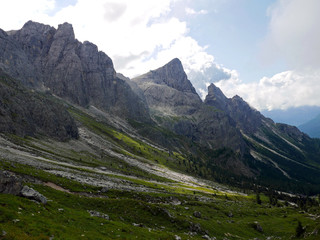 panorama verde e roccioso nelle dolomiti in italia