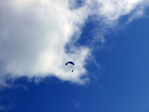la metafora della libert&agrave; attraverso il volo di un parapendio