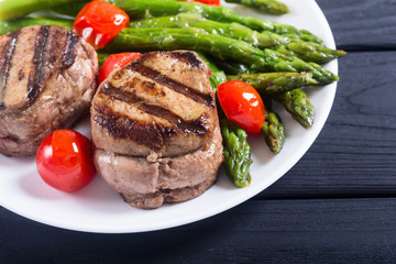 Grilled filet mignon with asparagus and tomatoes