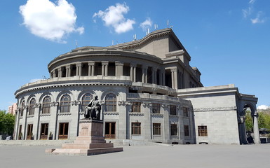 Fototapeta premium In front of Theatre of Opera and Ballet, Yerevan