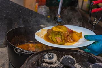 Grillteller mit Pulled Pork und Gemüse