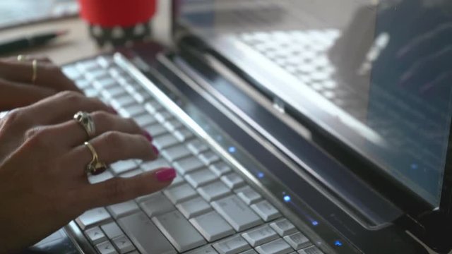 manos de mujer tecleando