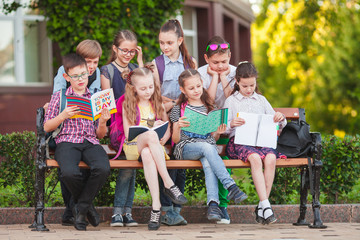 Fototapeta premium a group of children goes to college.