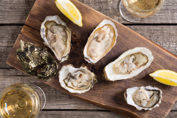 Fresh Oysters with lemon and white wine