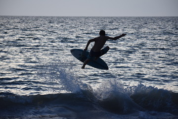 Fototapeta na wymiar Surfingat Beach