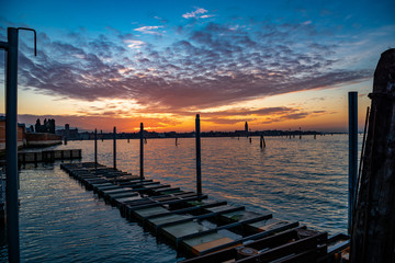 Obraz premium drewniane molo o zachodzie słońca