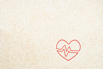 Coeur rouge avec un battement de coeur dessin&eacute; sur papier