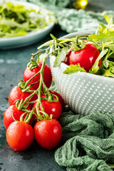 Frische kirschtomaten mit wassertropfen und ruccola salat