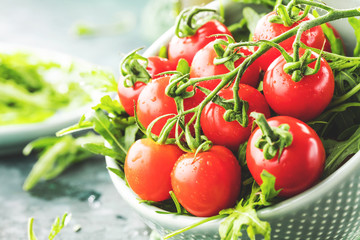 Frische kirschtomaten mit wassertropfen macro aufnahme .
