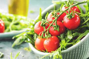 Frische kirschtomaten mit wassertropfen macro aufnahme .