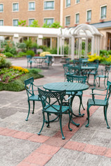 Fototapeta na wymiar 洋風の庭に置かれたテーブルと椅子