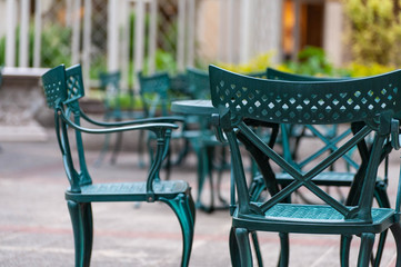 屋外の庭に設置された緑の椅子