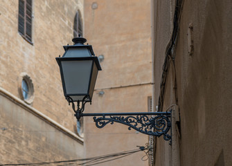 Laterne an einer Fassade eines Hauses