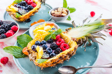 Gefüllter ananas mit waldbeeren und yogurt